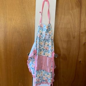 🌸🌼🌸NWT Bloom Studio Rose Ruffled Apron